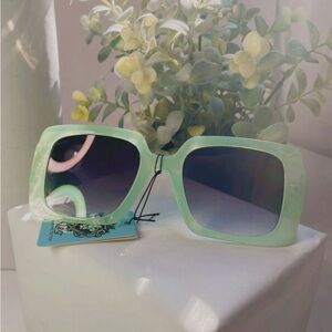 NWT Kleo UV 400 protection sunglasses green frame women, logo.